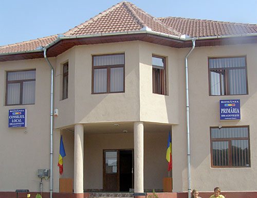 O primărie din Gorj face licitație pentru lapte, corn și mere. Când vor primi elevii produsele