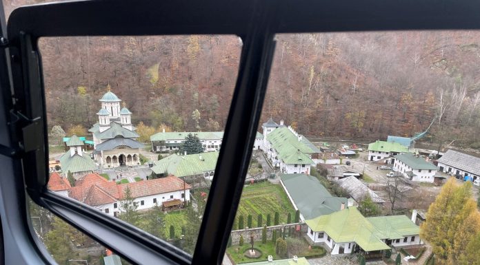 Elicopter ”parcat” la Mănăstirea Lainici – Amendă de 4.000 de lei