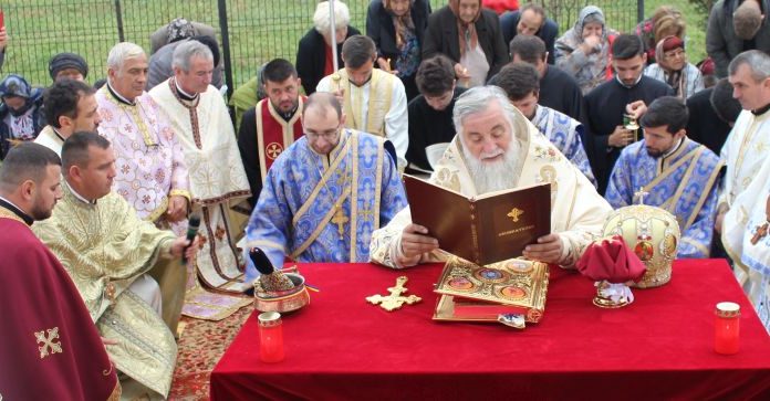 Mitropolitul Olteniei a resfinţit Biserica din Parohia Fărcăşeşti, Gorj – ,,A sfinţi o biserică nu este un lucru obişnuit de fiecare duminică, ci, este un lucru rar care se întâmplă chiar în viaţa unei generaţii sau a mai multor generaţii”!