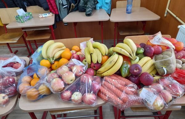 Fructe și legume donate de elevii Școlii „Sfântul Nicolae” din Târgu-Jiu