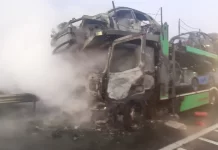 Autoplatformă în flăcări, mașini distruse