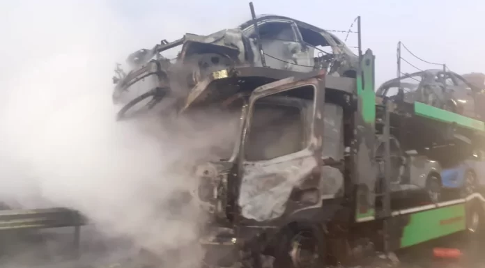 Autoplatformă în flăcări, mașini distruse