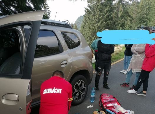 Acum: Acțiune Salvamont! Un bărbat s-a răsturnat cu autoturismul în Parâng