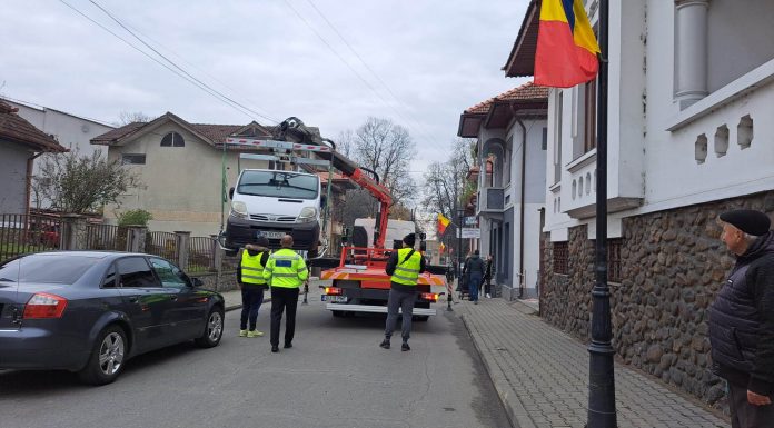 Târgu Jiu, FOTO: Mașină ridicată, stradă blocată