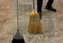 Și-a bătut mama cu o coadă de mătură, iar pe bunică a lovit-o cu pumnii. Ce pedeapsă i-au dat judecătorii