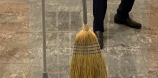 Și-a bătut mama cu o coadă de mătură, iar pe bunică a lovit-o cu pumnii. Ce pedeapsă i-au dat judecătorii