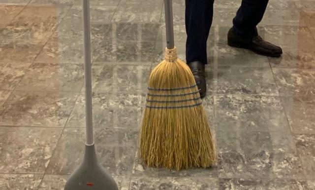 Și-a bătut mama cu o coadă de mătură, iar pe bunică a lovit-o cu pumnii. Ce pedeapsă i-au dat judecătorii