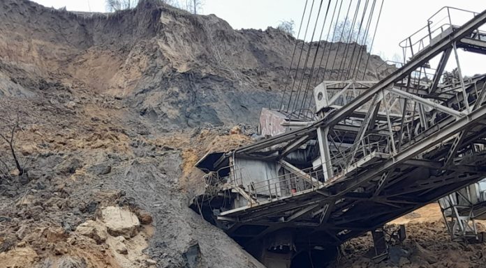 Avarie de incompetență!!! O alunecare de teren a acoperit, aproape în totalitate, un excavator la Jilț Sud!