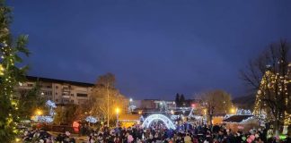 Puzderie de lume la aprinderea iluminatului festiv la Motru!
