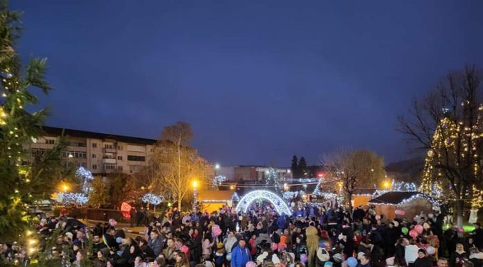 Puzderie de lume la aprinderea iluminatului festiv la Motru!