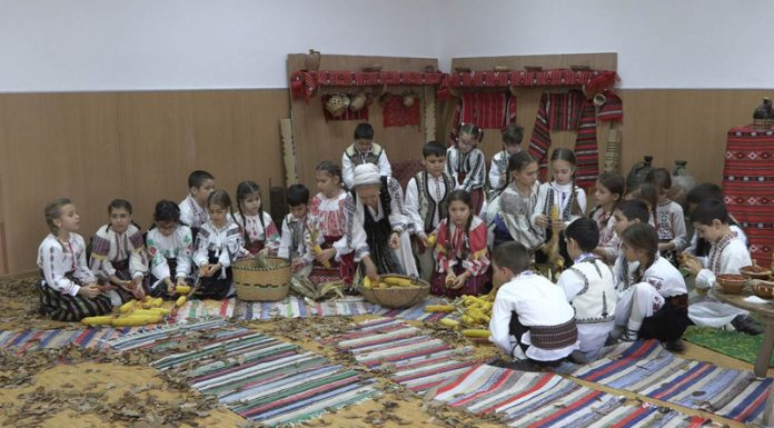 VIDEO: Claca porumbului la Şcoala ,,Constantin Săvoiu”