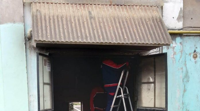 VIDEO: Un locatar a sărit pe geam! Au luat foc contoarele de curent, bloc din Motru devastat de un incendiu pe casa scării