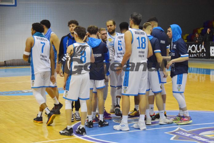 Echipa de baschet ar putea avea alt antrenor