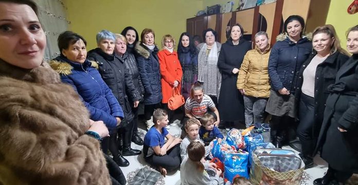 Femeile social-democrate au încălzit o familie săracă cu trei copii și alți micuți din Rovinari