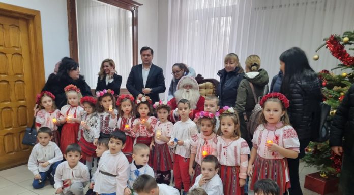 VIDEO: Cel mai frumos moment în preajma Crăciunului – Colindul