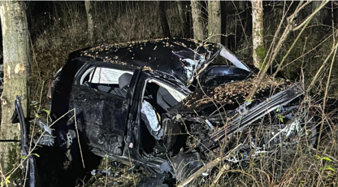 Bârsești, FOTO: Accident grav, trei tineri răniți