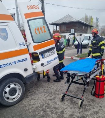 Romanești, FOTO: Accident grav între o ambulanță și o cisternă. Asistenta, luată cu elicopterul SMURD spre un spital din Craiova