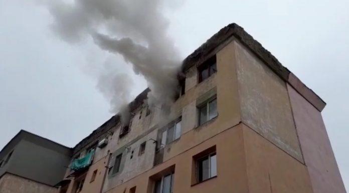 Târgu Jiu: Poliția l-a prins pe omul care ar fi dat foc apartamentului din str. N. Titulescu