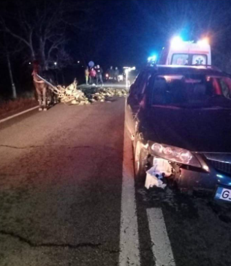 Accident la Bălești, trei oameni au nevoie de îngrijiri medicale