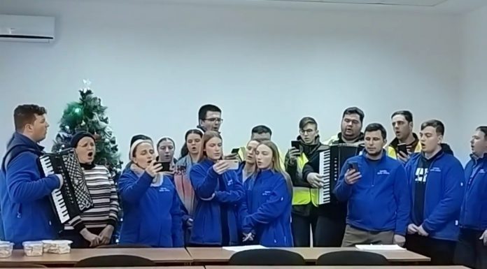 Au venit din Londra să cânte colinde la Spitalul Județean