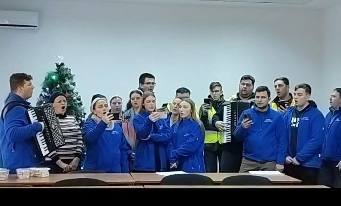 Au venit din Londra să cânte colinde la Spitalul Județean