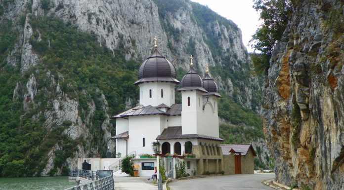 PRIN POARTA DE PIATRĂ A DANUBIULUI