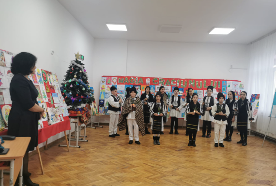 FOTO: MAGIA CRĂCIUNULUI, la Novaci! – Concurs artistic al copiilor, de sărbători