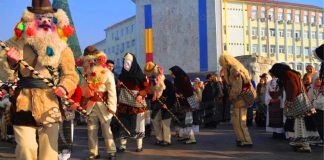 Datini și obiceiuri de iarnă, la Târgu-Jiu, în Piața Prefecturii