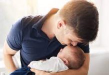 Tații vor avea mai multe zile de concediu paternal