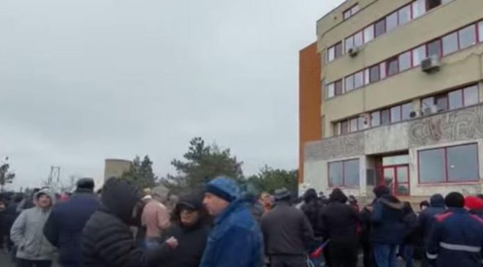 Proteste la Petromidia – Administrația nu vrea să crească salariile angajaților
