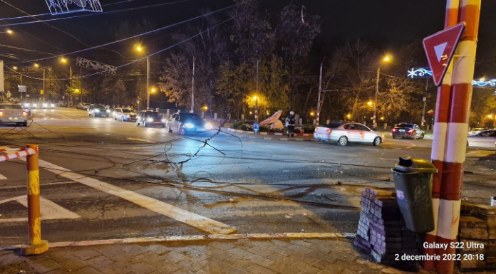 Târgu Jiu: O mașină de mare tonaj a agățat firele de troleibuz, intervenție ISU