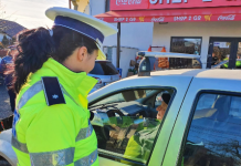 FOTO: 80 de șoferi au primit căști bluetooth de la polițiștii din Gorj