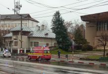 Un geam de la intrarea în Casa de Cultură a Sindicatelor, spart cu intenție! Om al străzii înjunghiat în clădire