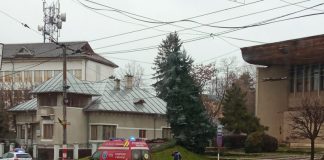 Un geam de la intrarea în Casa de Cultură a Sindicatelor, spart cu intenție! Om al străzii înjunghiat în clădire