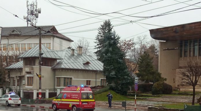 Un geam de la intrarea în Casa de Cultură a Sindicatelor, spart cu intenție! Om al străzii înjunghiat în clădire