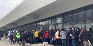 Coadă cu sute de târgujieni pentru alimentele gratuite de la UE!