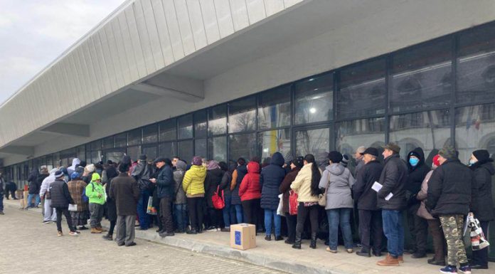 Coadă cu sute de târgujieni pentru alimentele gratuite de la UE!