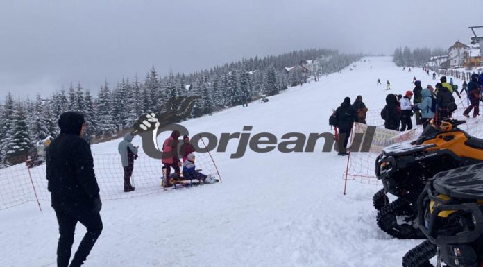 Ninge la Rânca! Turiști fericiți pe pârtie!