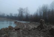 VIDEO: Primăria Bărbătești, mână în mână cu OMV! Dale de beton de la stația de compresoare, îngropate de UAT pe malul Gilortului