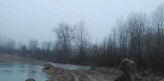 VIDEO: Primăria Bărbătești, mână în mână cu OMV! Dale de beton de la stația de compresoare, îngropate de UAT pe malul Gilortului