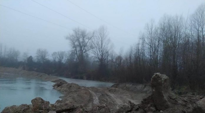 VIDEO: Primăria Bărbătești, mână în mână cu OMV! Dale de beton de la stația de compresoare, îngropate de UAT pe malul Gilortului