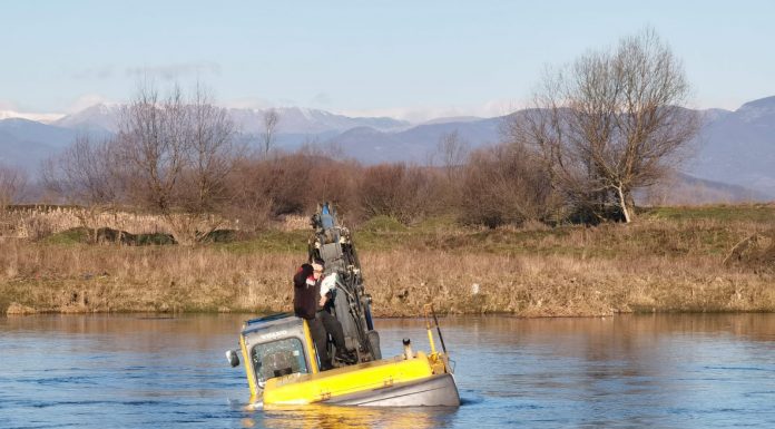Drăguțești: Cu excavatorul în mijlocul Jiului, excavatoristul salvat