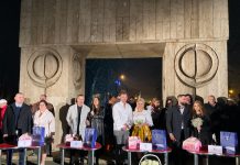 S-au cunoscut la Londra, s-au căsătorit la Poarta Sărutului!