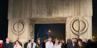 S-au cunoscut la Londra, s-au căsătorit la Poarta Sărutului!