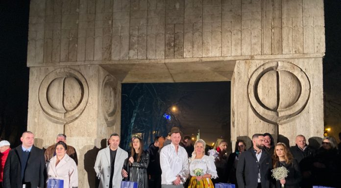 S-au cunoscut la Londra, s-au căsătorit la Poarta Sărutului!