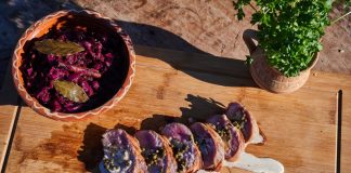 VIDEO: Rețeta săptămânii – Bucătăria lui Fabi: Mușchi de porc umplut, învelit în șuncă afumată de porc, varză roșie, sos de piper verde !