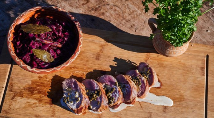 VIDEO: Rețeta săptămânii – Bucătăria lui Fabi: Mușchi de porc umplut, învelit în șuncă afumată de porc, varză roșie, sos de piper verde !