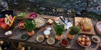 VIDEO: Rețeta săptămânii – Bucătăria lui Fabi: Pui umplut cu pâine uscată, pe pat de legume în țest