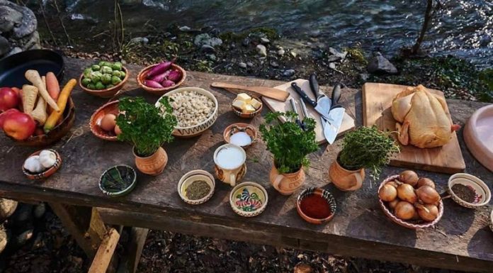 VIDEO: Rețeta săptămânii – Bucătăria lui Fabi: Pui umplut cu pâine uscată, pe pat de legume în țest