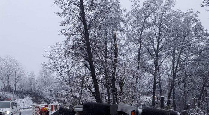 FOTO: Mașină răsturnată la Padeș, trei victime